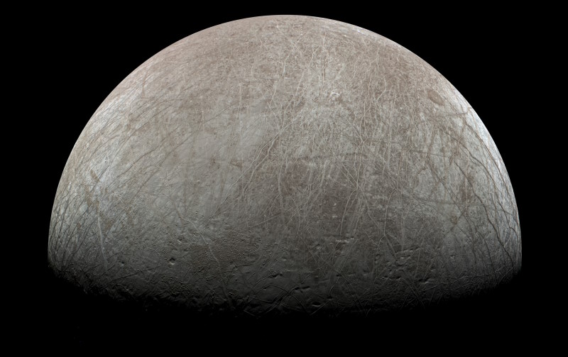 Der Jupitermond Europa, unter dessen Eiskruste ein Ozean vermutet wird. (Raumsonde Juno, natürliche Farben)  