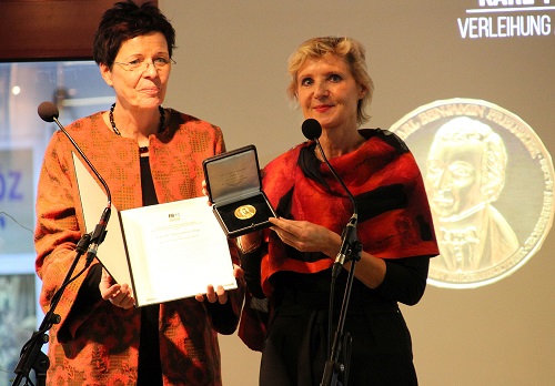 Dr. Sabine Homilius und Dr. Hannelore Vogt bei der Preisverleihung | 2019 / Babett Hartmann