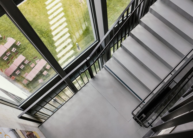 HFF Gebäude Treppenhaus Garten | 2020 Robert Pupeter für HFF München