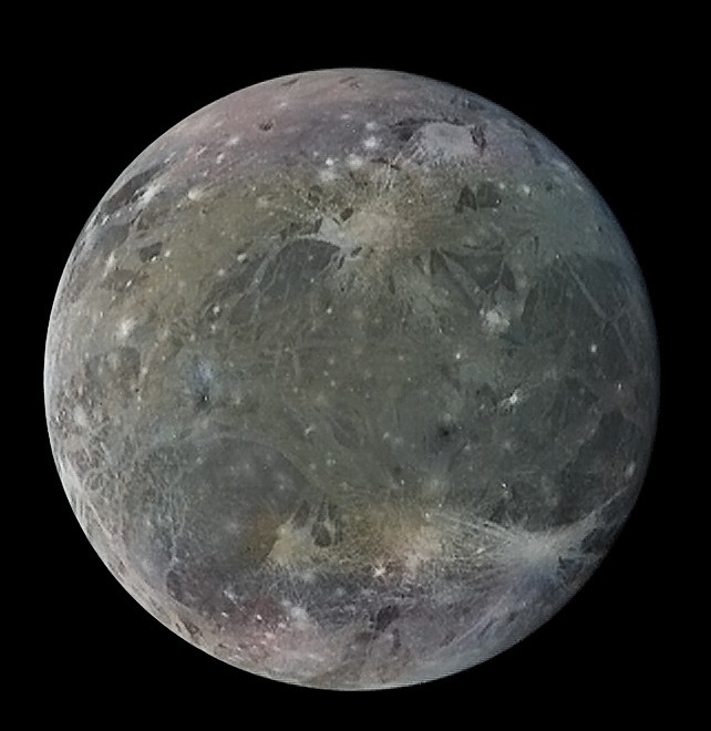 Ganymed, der größte Mond des Sonnensystems (Raumsonde Galileo, Farben leicht verstärkt) 