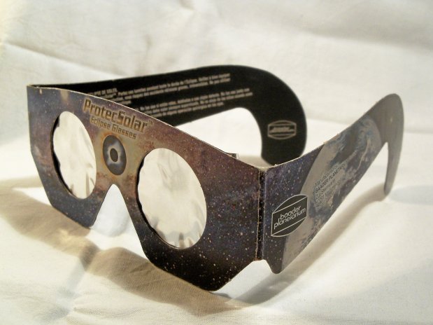 Eine Finsternisbrille zur sicheren Beobachtung der Sonne | Silver Bear, Creative Commons Attribution-Share Alike 3.0 Unported license