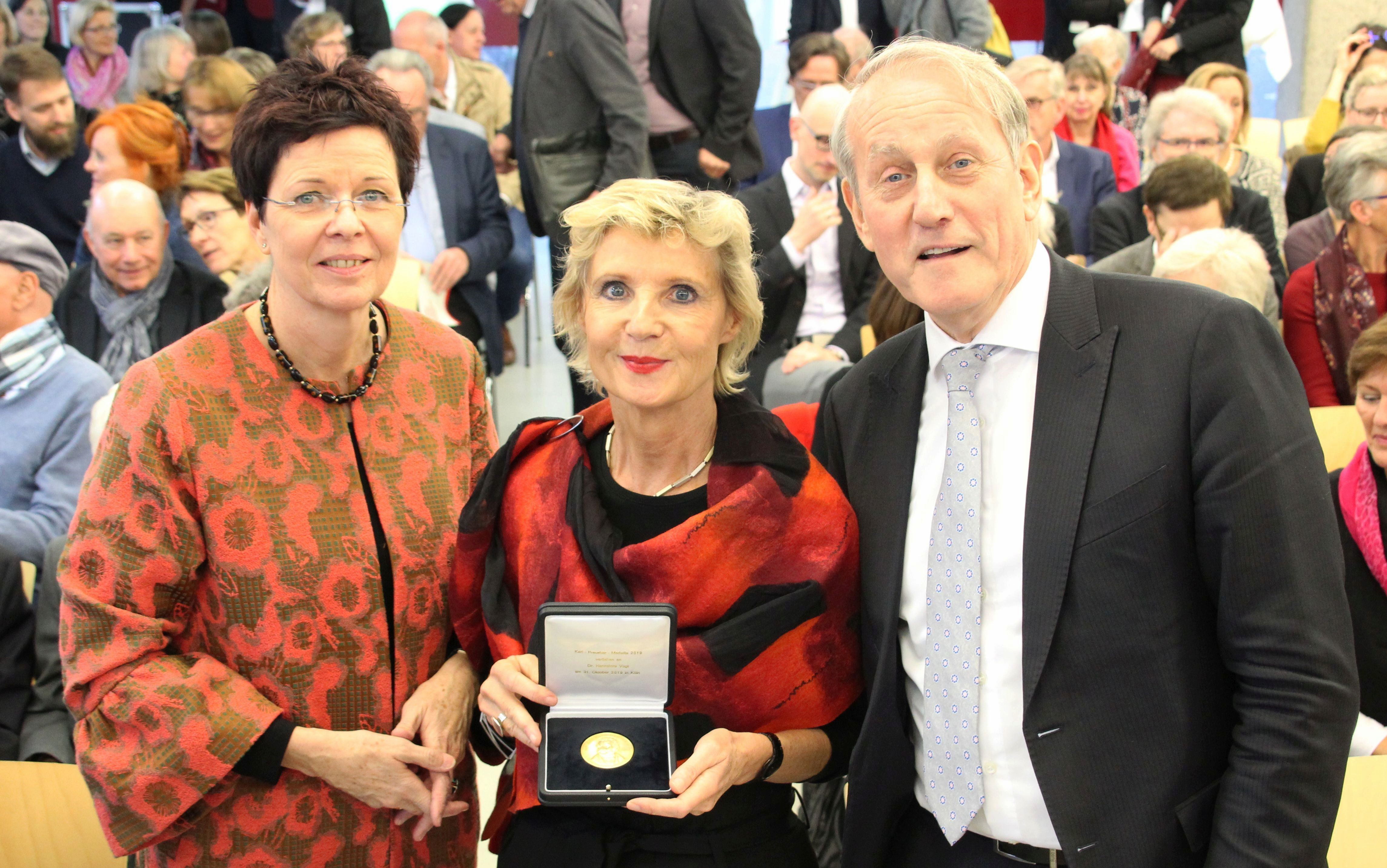 Preisverleihung 2019; vl. Dr. Sabine Homilius, Dr. Hannelore Vogt, Louwrens Langevoort | 2019 /Babett Hartmann