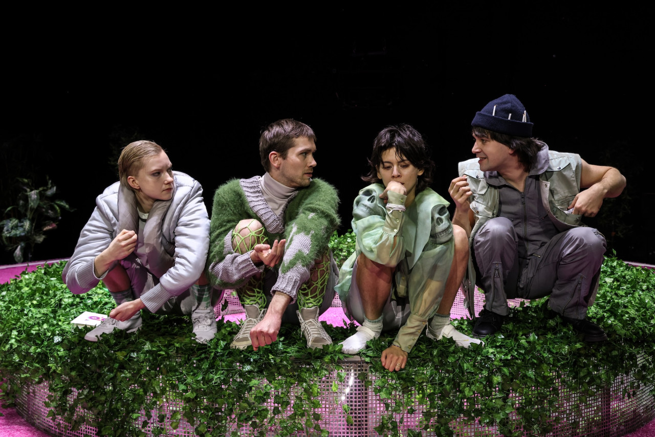 Draußen Feiern Die Leute Zusammenfassung theaterbremen.de