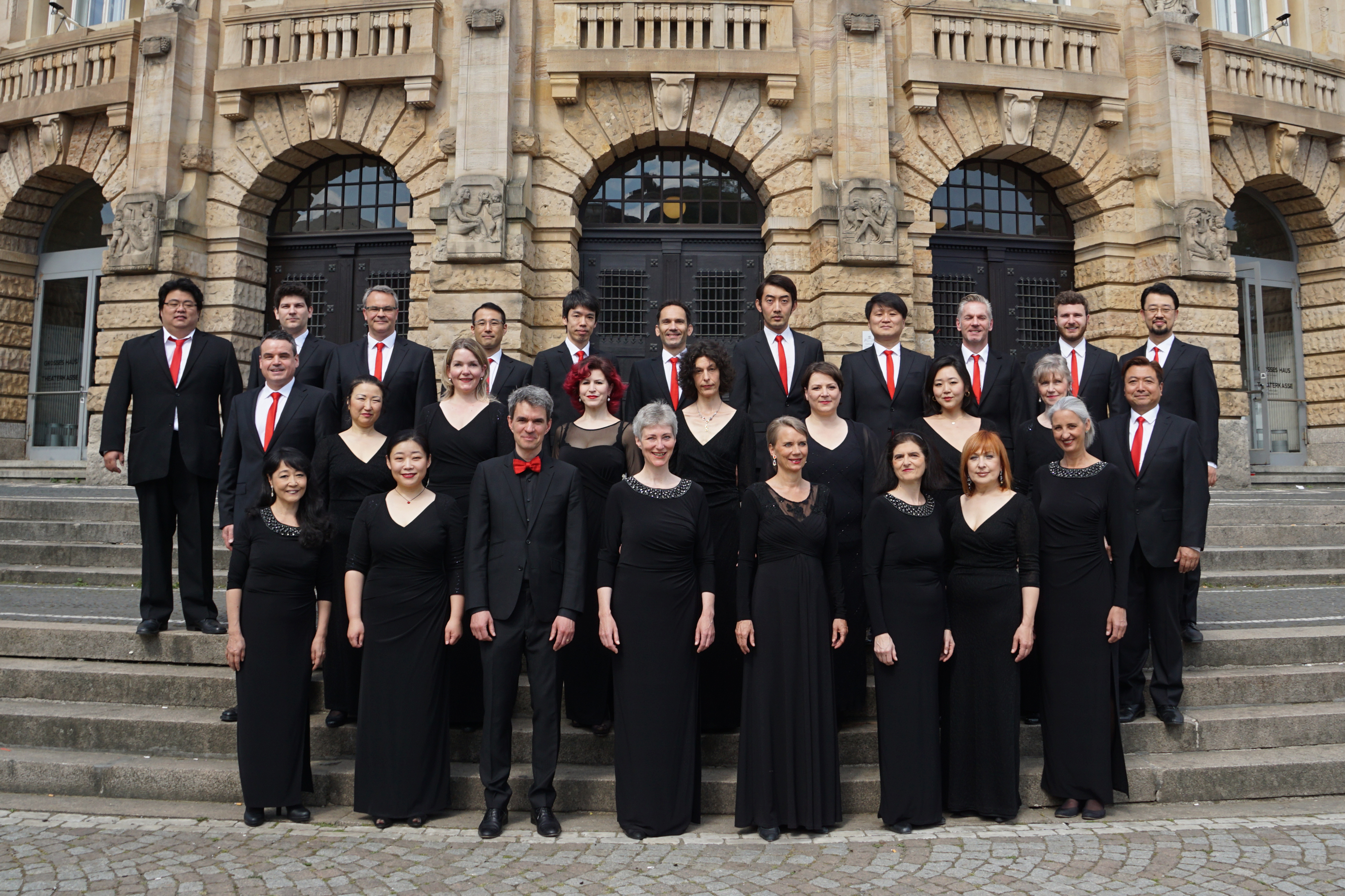 Opernchor des Theater Freiburg // | 3. Reihe von links: Yeon Jo Chh, Stavros-Christos Nikolaou, Jörg Golombek, Jung-Nam Yoo, Tatsuya Hasebe, Pascal Hufschmid, Rui Xiao, Sung Man Cho, Volker Stief, James Turcotte, Jae Seung Yu / 2. Reihe von links: Ulrich Himmelsbach, Suhyon Kim, Margarete Nüsslein, Yulianna Vaydner, Daniela Meinig, Christiane Klier, Yuki Toyoshima, Marion Schröder, Naoshi Sekiguchi / 1. Reihe von links: Junko Nishi, Kyoung-Eun Lee, Norbert Kleinschmidt, Anja Steinert, Angela Ziegler, Orietta Battaglione, Jelena Milovic, Karen Job / Nicht im Bild: Stefan Fiehn, Dirk Golombek, Maria Joannou // | Opernchor Freiburg / 2018 3. Reihe von links: Yeon Jo Chh, Stavros-Christos Nikolaou, Jörg Golombek, Jung-Nam Yoo, Tatsuya Hasebe, Pascal Hufschmid, Rui Xiao, Sung Man Cho, Volker Stief, James Turcotte, Jae Seung Yu
2. Reihe von links: Ulrich Himmelsbach, Suhyon Kim, Margarete Nüsslein, Yulianna Vaydner, Daniela Meinig, Christiane Klier, Yuki Toyoshima, Marion Schröder, Naoshi Sekiguchi
1. Reihe von links: Junko Nishi, Kyoung-Eun Lee, Norbert Kleinschmidt, Anja Steinert, Angela Ziegler, Orietta Battaglione,
Jelena Milovic, Karen Job
Nicht im Bild: Stefan Fiehn, Dirk Golombek, Maria Joannou