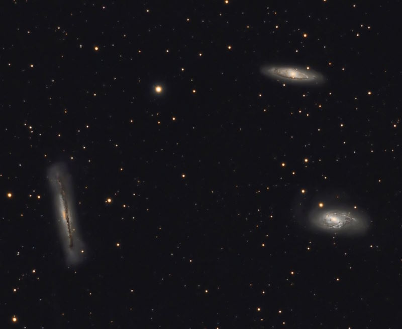 Im Sternbild Löwe ist schon mit einem größeren Fernglas eine Gruppe von drei Galaxien sichtbar. | hweholooks, frei verwendbar unter CC BY 3.0