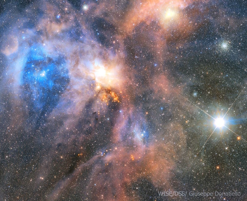 Der Stern Antares (rechts im Bild) liegt mitten in der Milchstraße in einer Region leuchtender Gasnebel und dunkler Staubwolken. | WISE/DSS/ Giuseppe Donatiello, frei verwendbar unter Creative Commons CC0 1.0 Universal Public Domain Dedication
