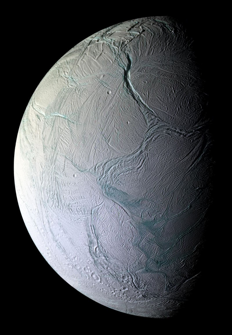Die eisige Oberfläche des Mondes Enceladus ist von Spalten durchzogen.